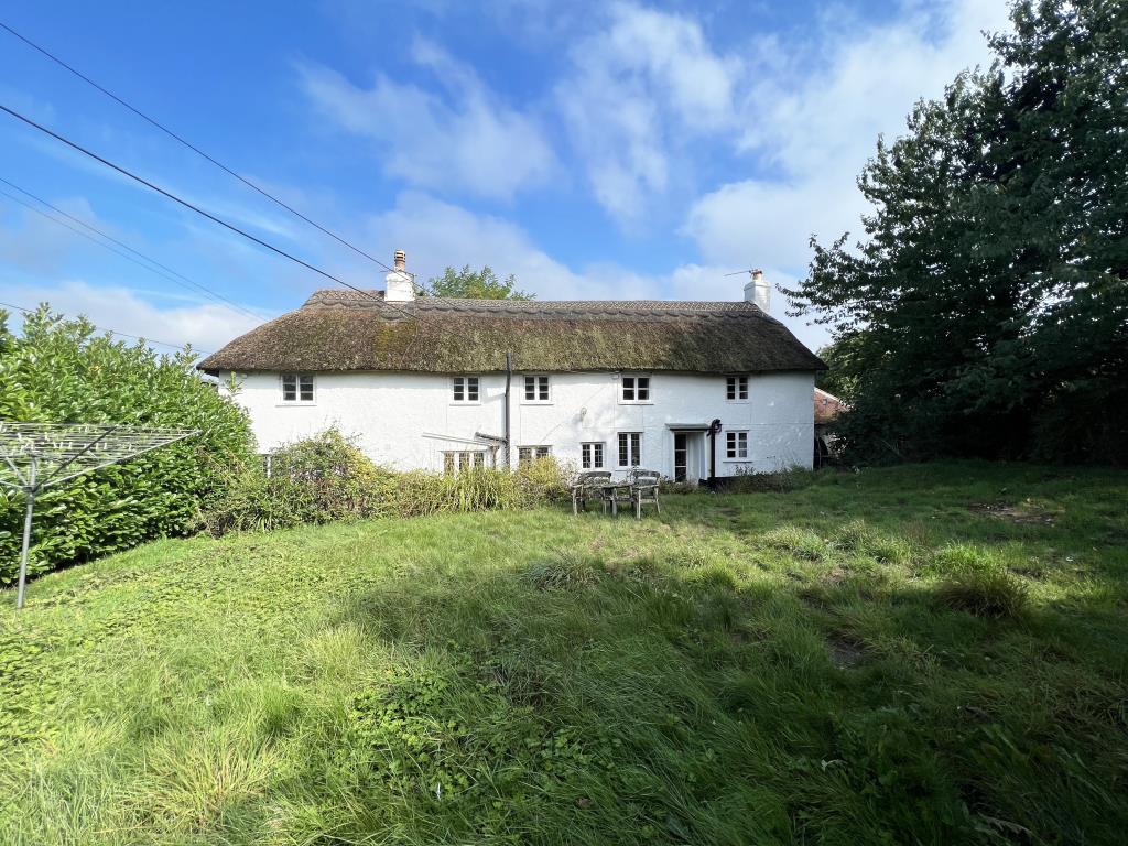 Lot: 117 - CHARACTER DETACHED COTTAGE FOR UPDATING WITH PARKING AND GARDENS -